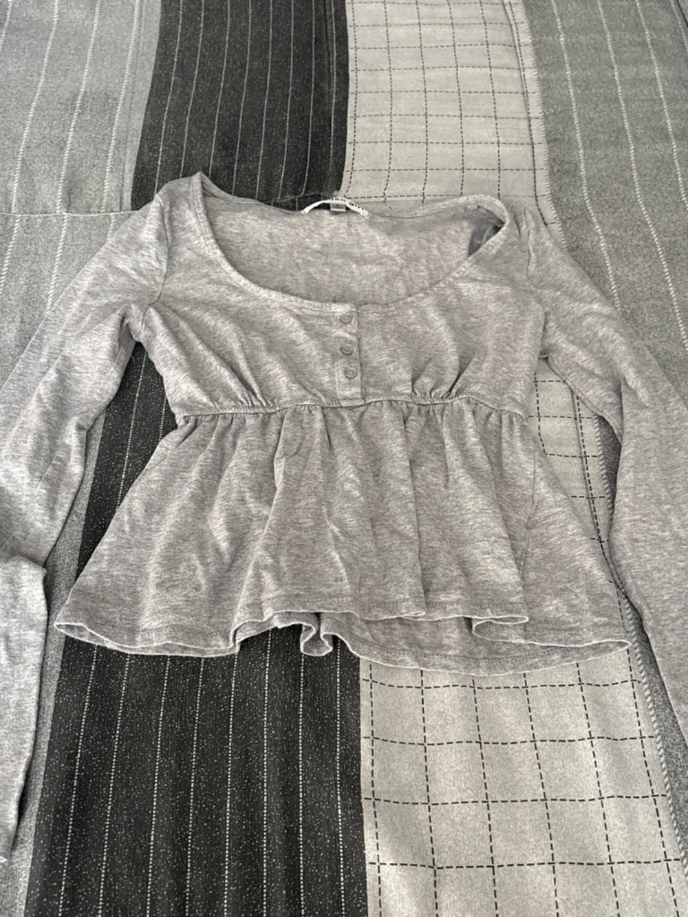 Women’s Gray Long-Sleeve Peplum Top